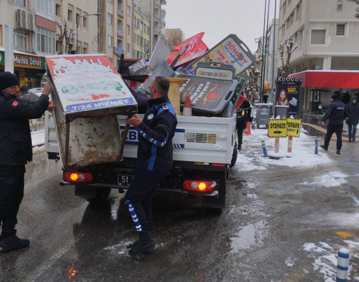 Niğde Belediyesi’nden kaldırım işgaline geçit yok
