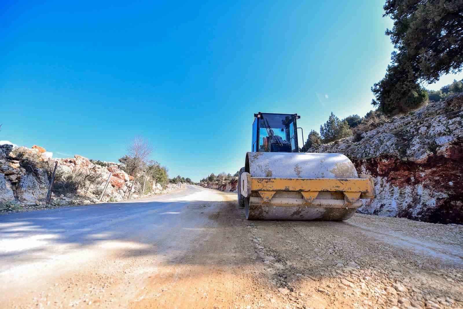 Erdemli’de 17 kilometrelik yolda genişletme çalışmaları sürüyor
