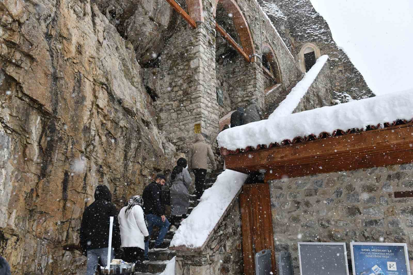 Sümela Manastırı beyaza büründü, ziyaretçilerini kendine hayran bıraktı
