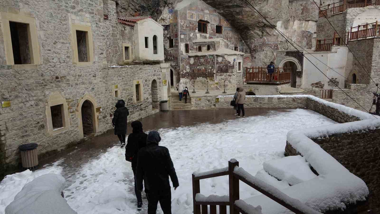 Sümela Manastırı beyaza büründü, ziyaretçilerini kendine hayran bıraktı
