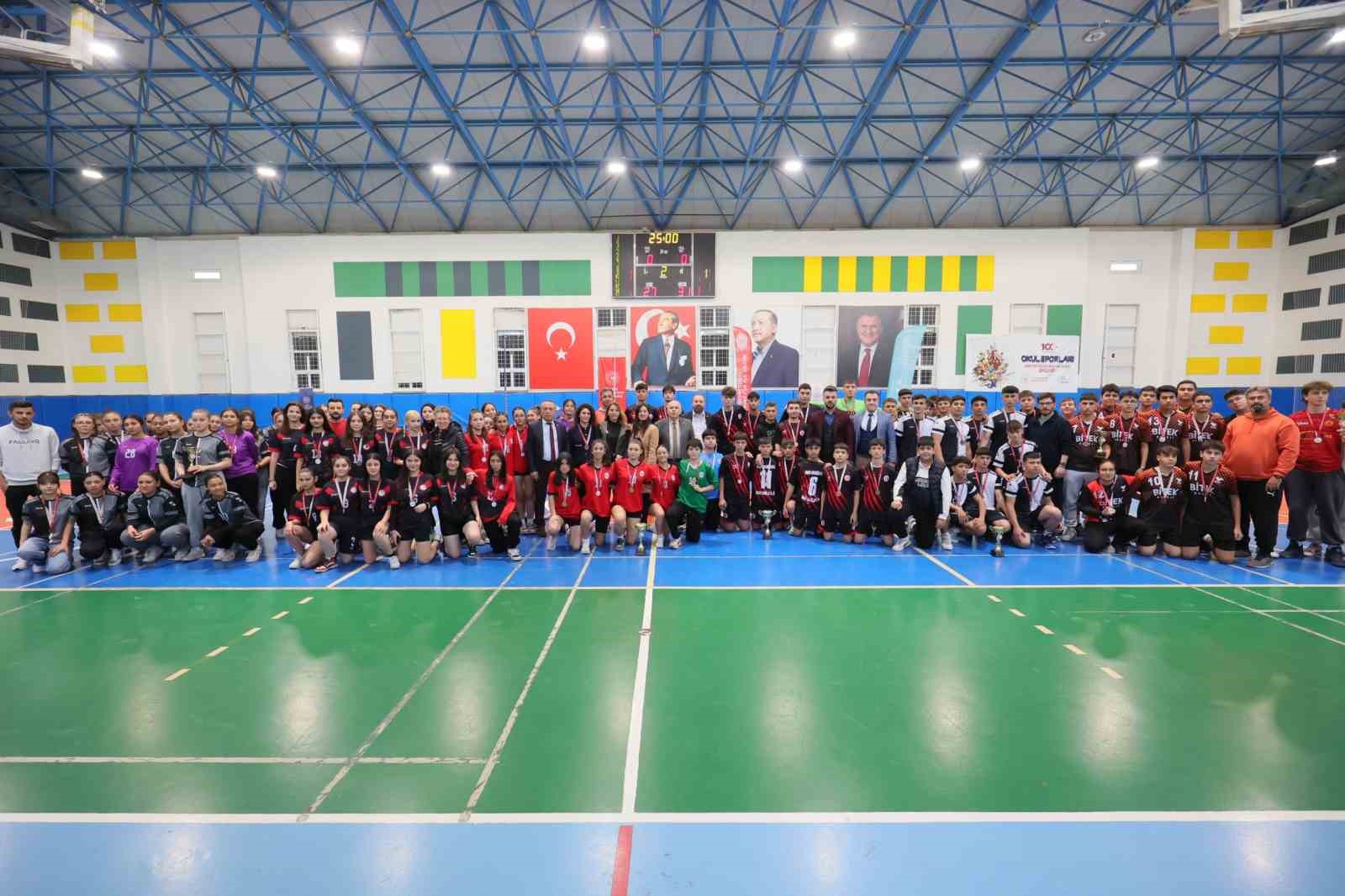 Okul sporları hentbol gençler müsabakaları sona erdi
