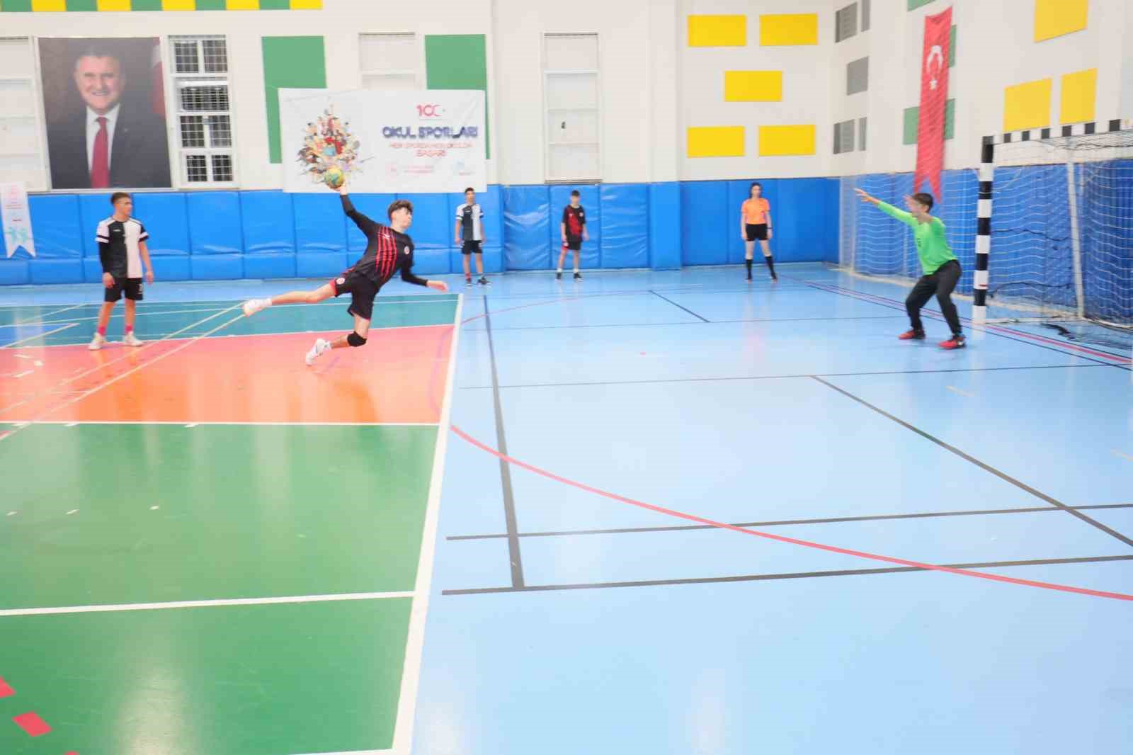 Okul sporları hentbol gençler müsabakaları sona erdi
