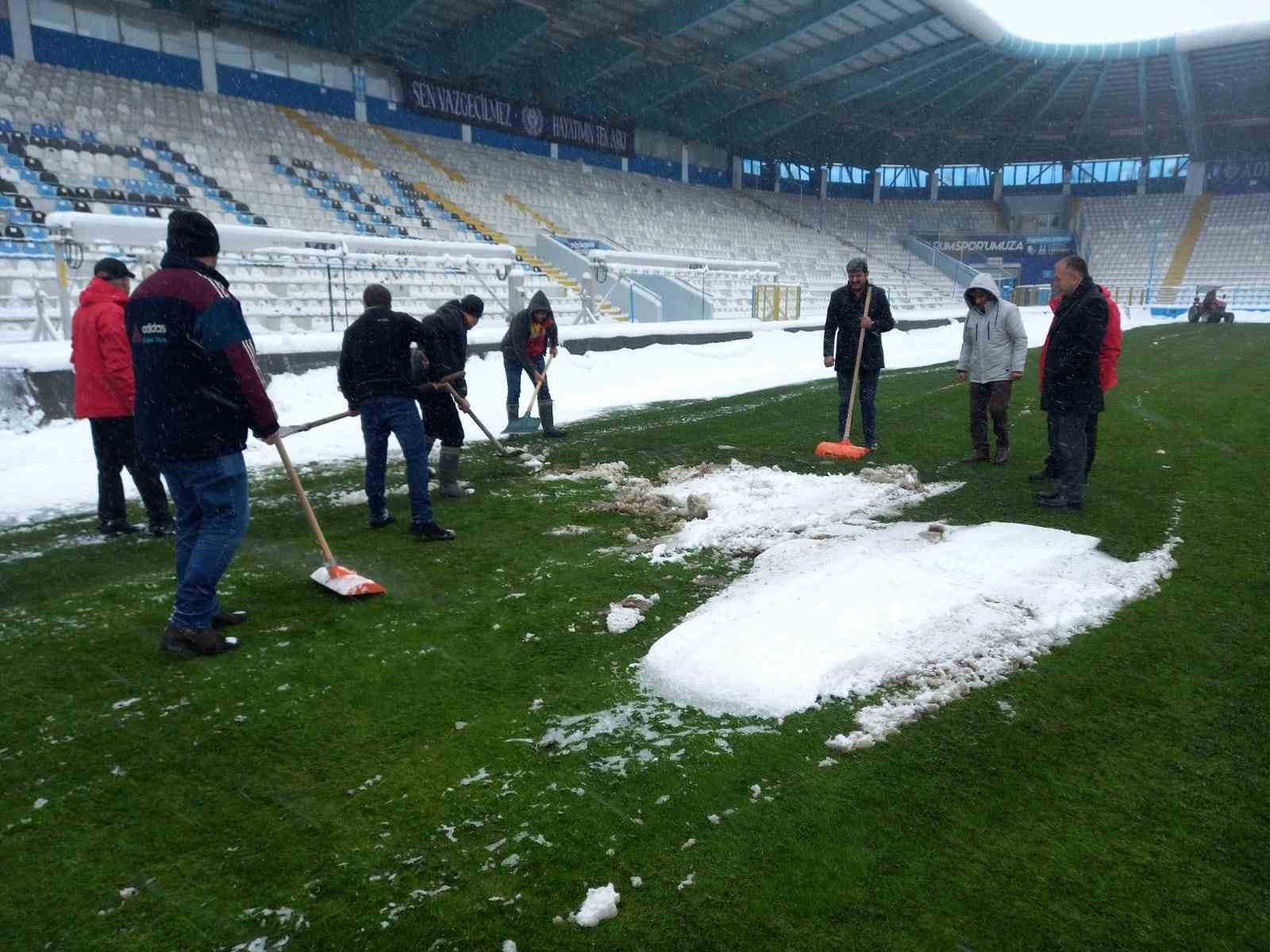 Dışarısı bembeyaz kar, içerisi yemyeşil bir saha
