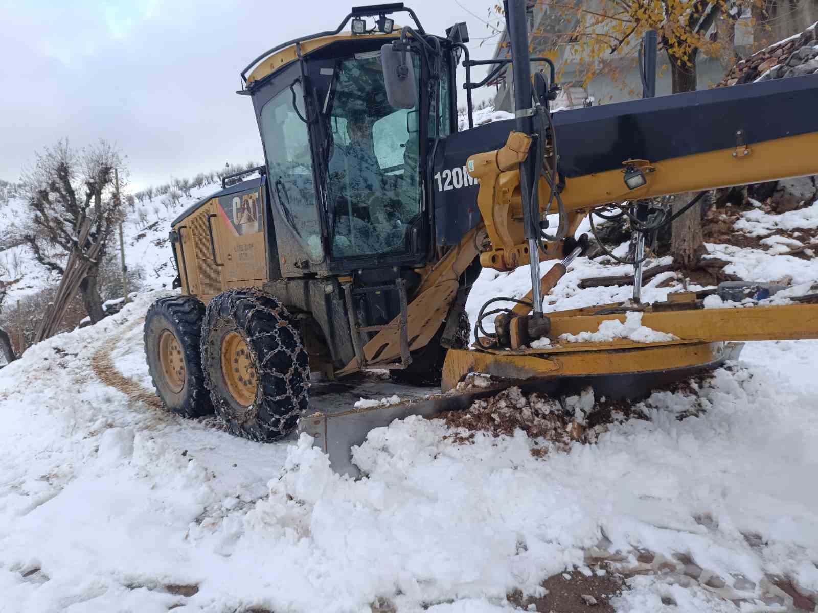 Batman’da kar yağışı nedeniyle ulaşıma kapanan köy yolları ulaşıma açıldı
