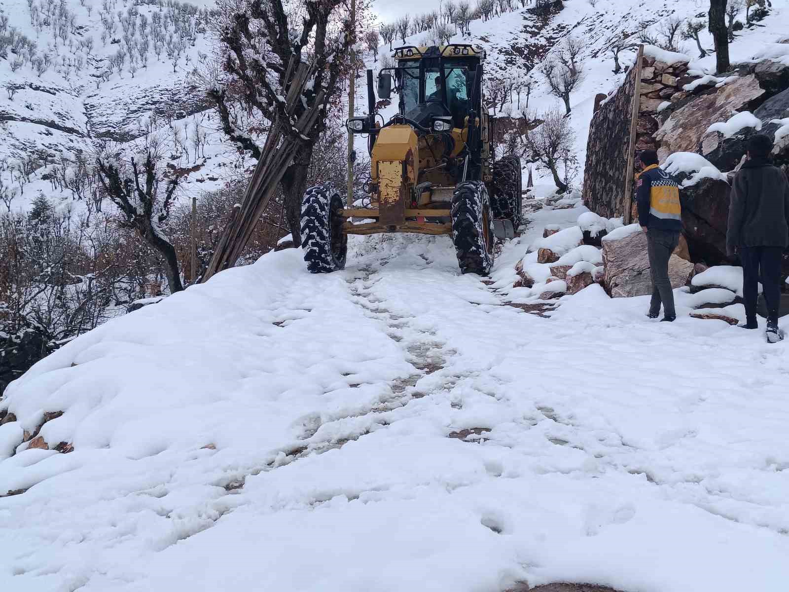 Batman’da kar yağışı nedeniyle ulaşıma kapanan köy yolları ulaşıma açıldı
