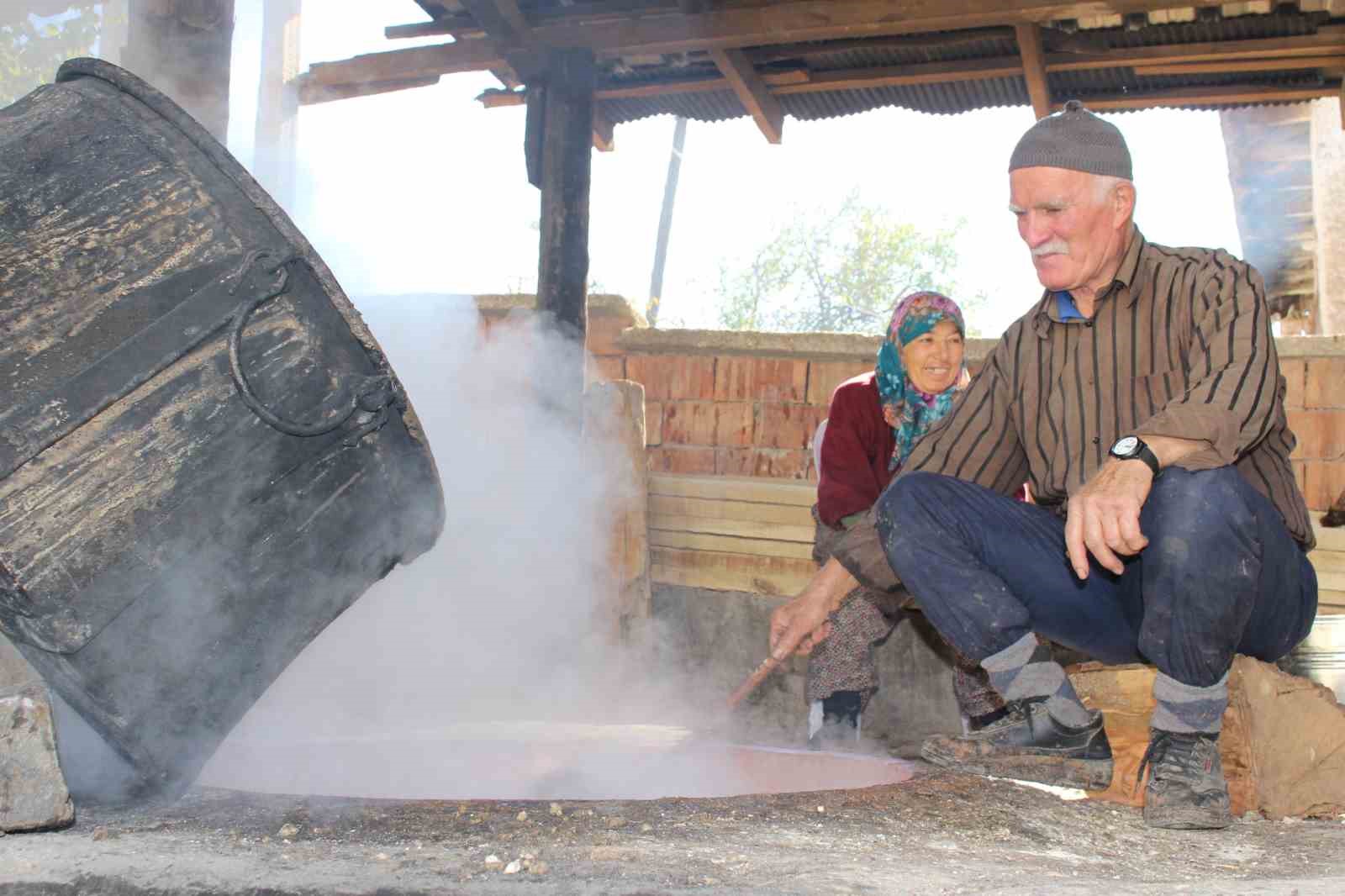 Üzüm sıkma makinesi ile pekmez kazanları kaynıyor
