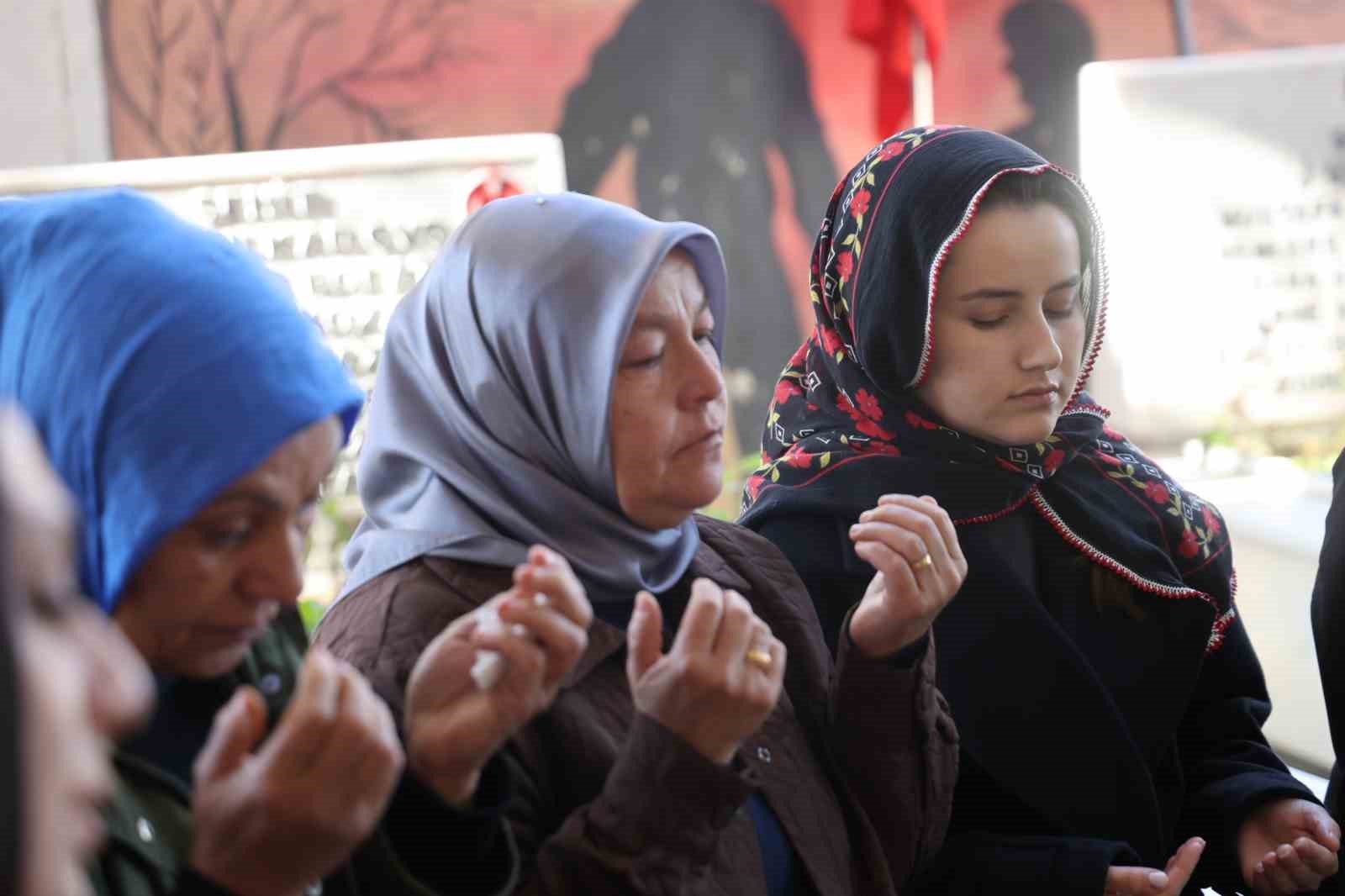 Şehit babası oğlunun kabrinin başından bir gün olsun ayrılmıyor
