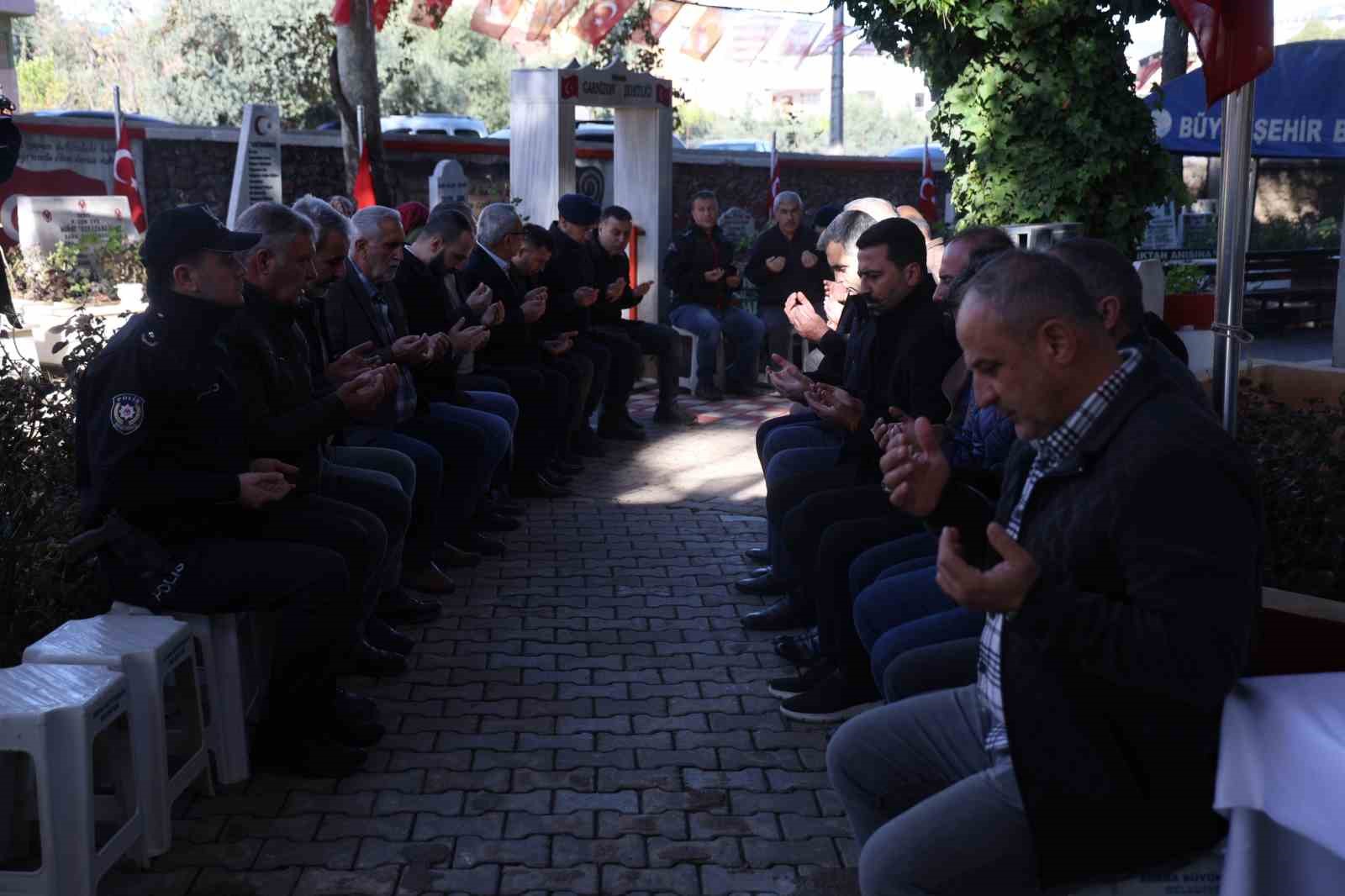 Şehit babası oğlunun kabrinin başından bir gün olsun ayrılmıyor
