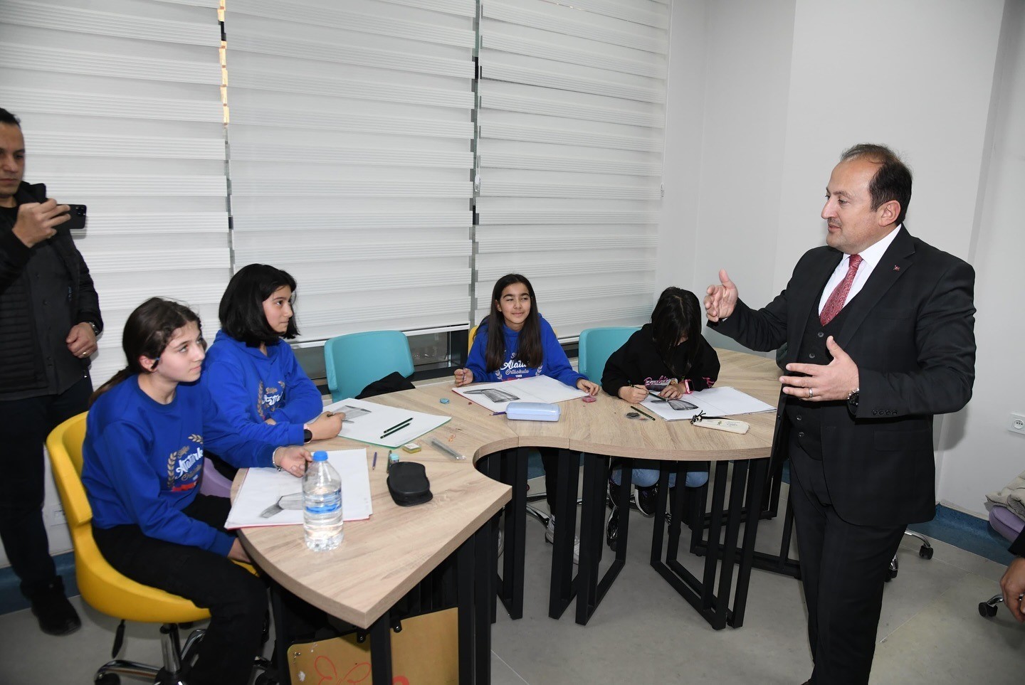 Vali Pehlivan, yapımı tamamlanan Silifke Gençlik Merkezi’nde incelemelerde bulundu
