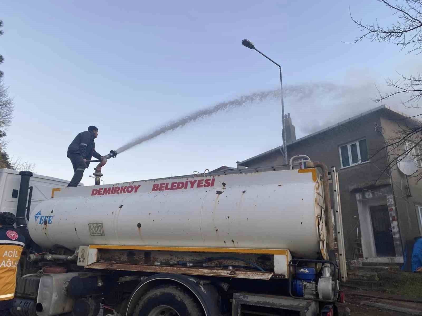 Kırklareli’nde 2 katlı evde yangın
