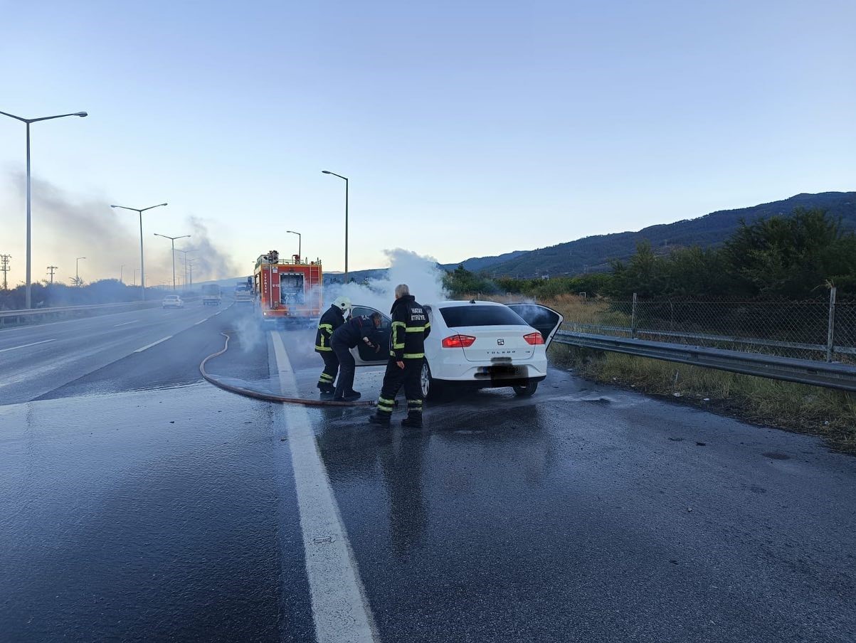 Motor kısmı yanmaya başlayan araçta hasar oluştu
