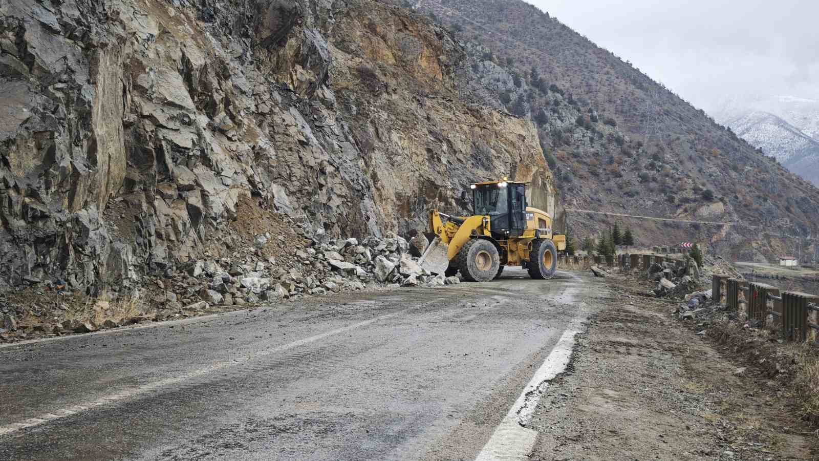 Artvin-Ardahan karayolunda heyelan
