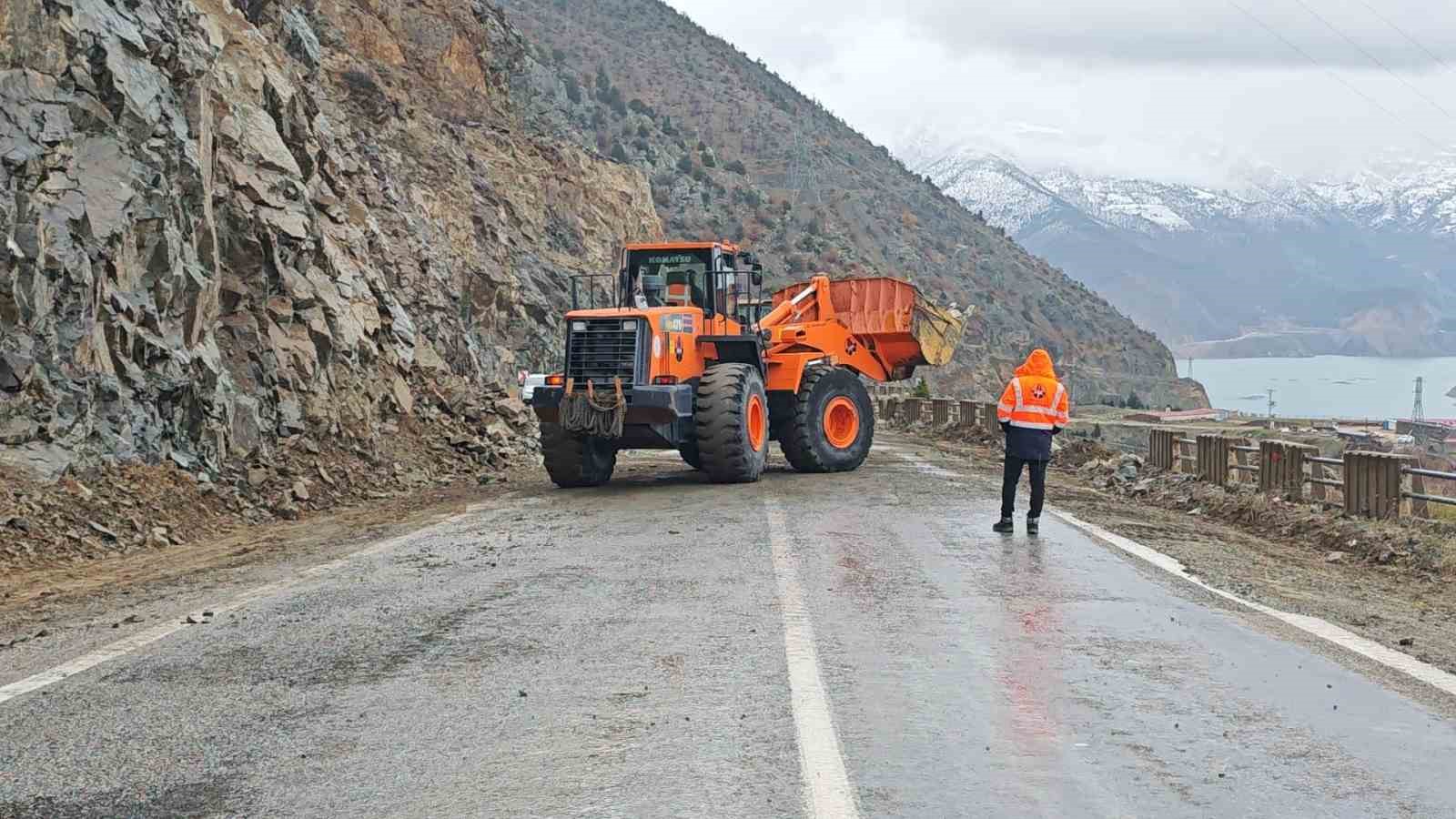 Artvin-Ardahan karayolunda heyelan
