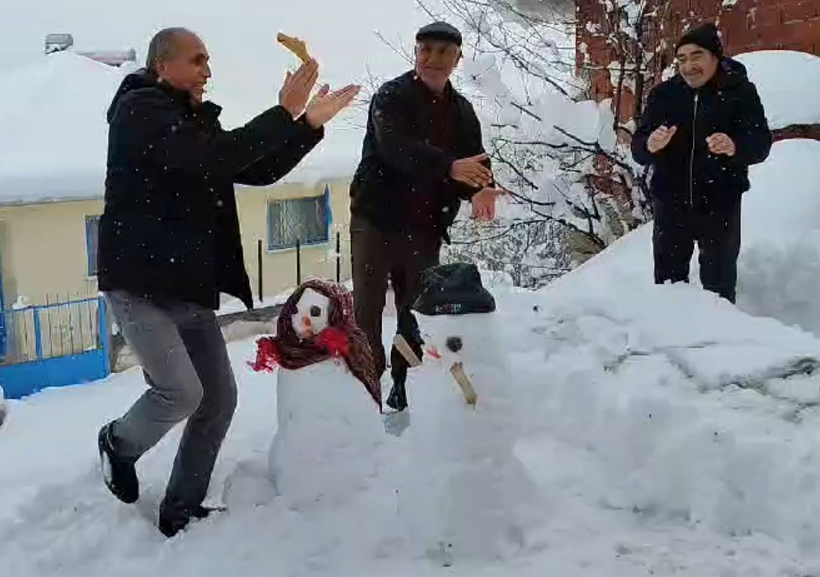 Tokat’ta kar yağışı halayla kutlandı
