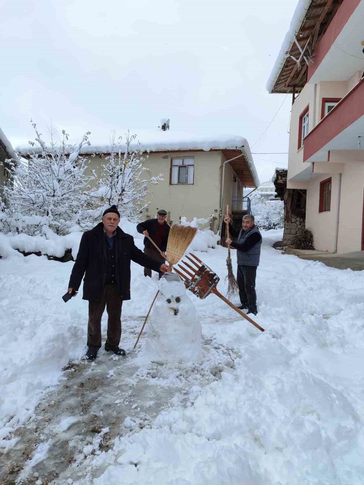 Tokat’ta kar yağışı halayla kutlandı
