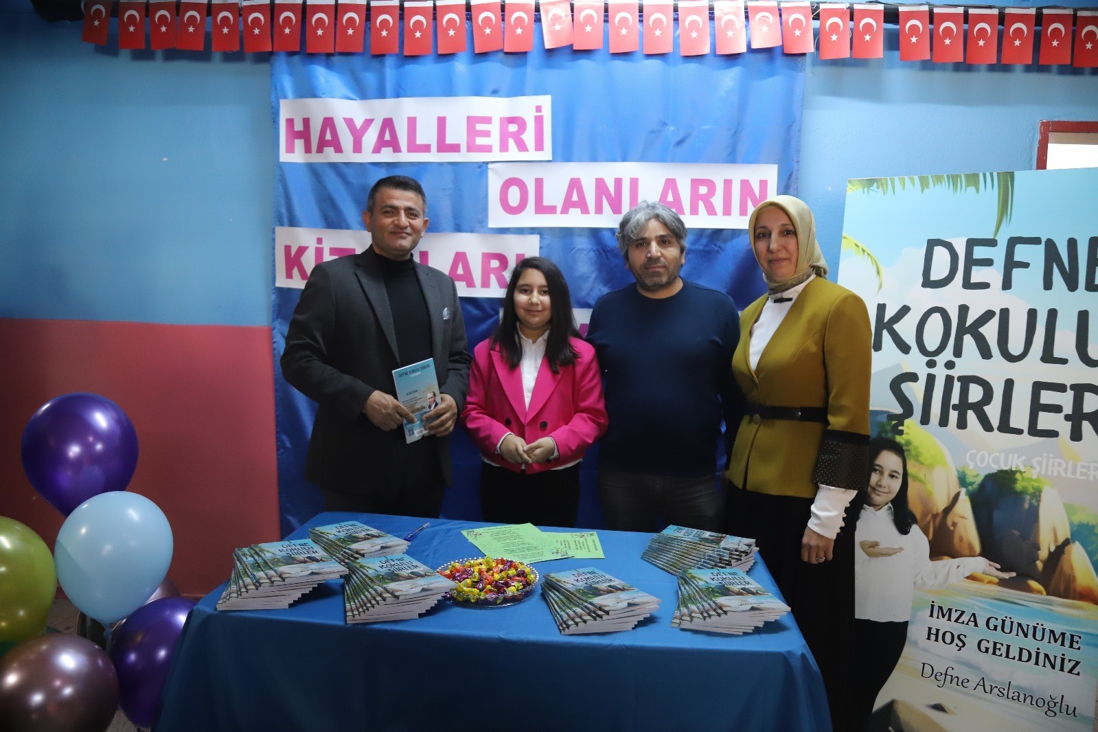 Akhisarlı 9 yaşındaki Defne’den ’Defne kokulu şiirler’
