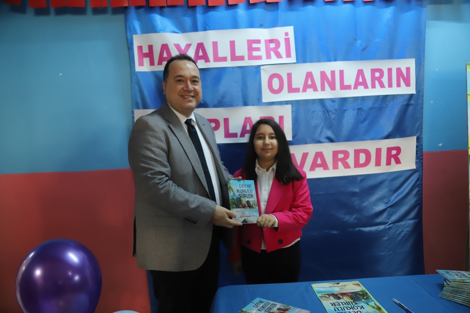 Akhisarlı 9 yaşındaki Defne’den ’Defne kokulu şiirler’
