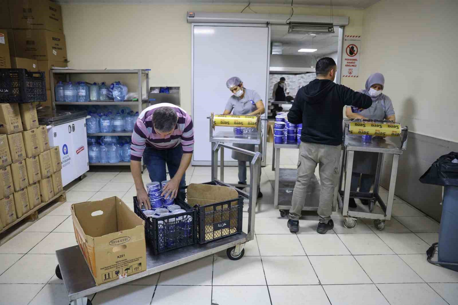 Aşevinden binlerce kişiye yemek yardımı yapılıyor
