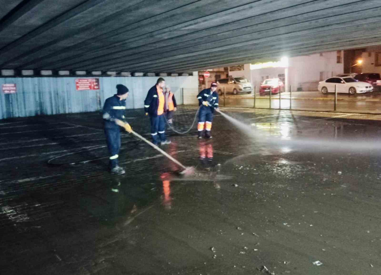 Körfez’de gece temizlik mesaisi
