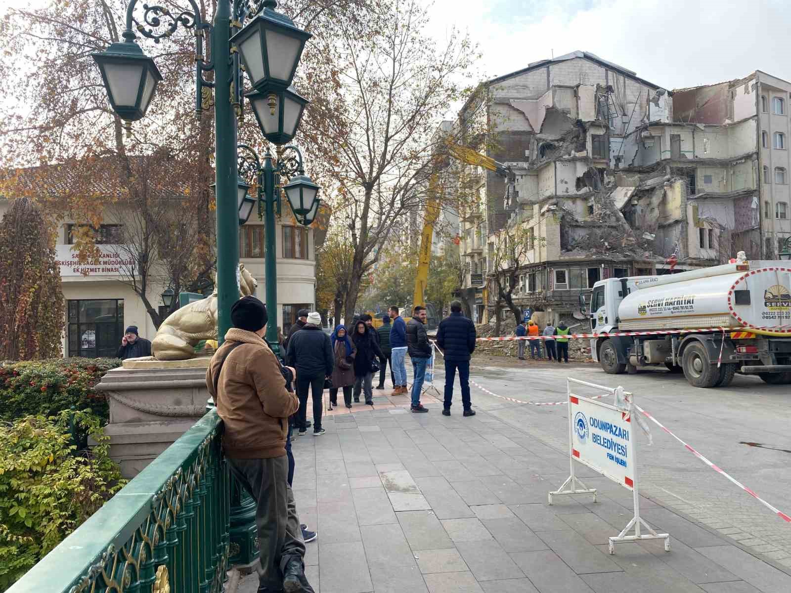 Eskişehir’de yıkım çalışması “kapalı gişe” devam ediyor
