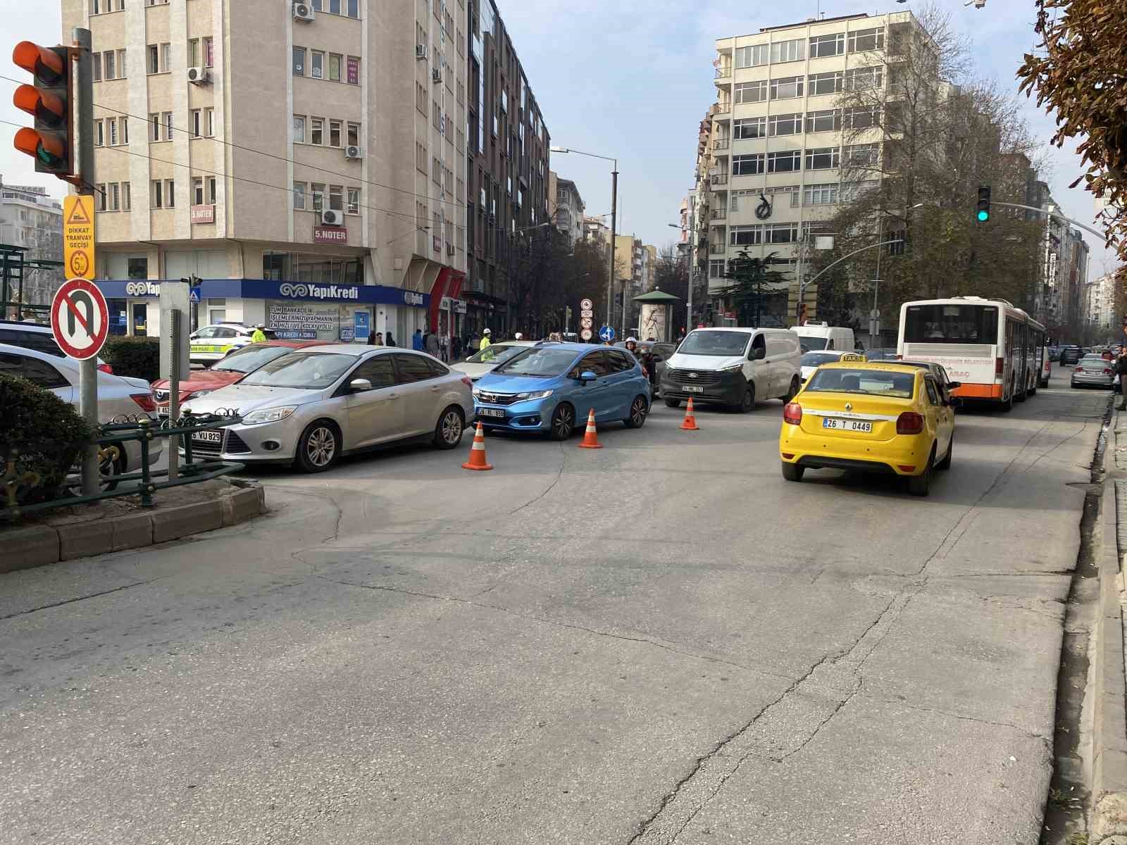 Yıkım için cadde kapatılınca kent trafiğini kilitlendi
