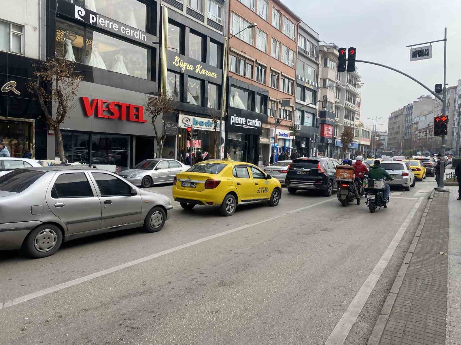 Yıkım için cadde kapatılınca kent trafiğini kilitlendi
