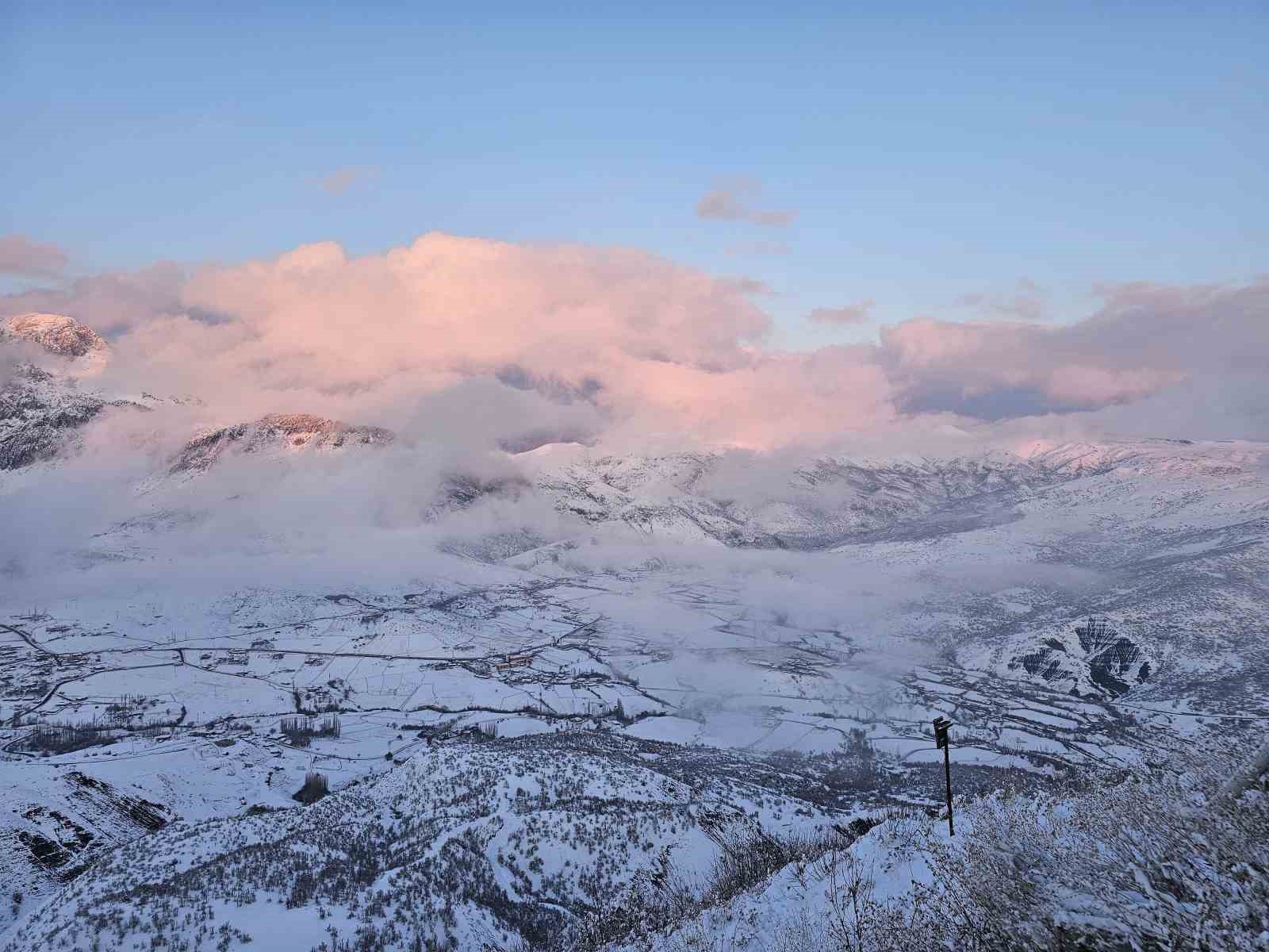 Siirt’te etkili olan kar yağışı kartpostallık görüntüler oluşturdu
