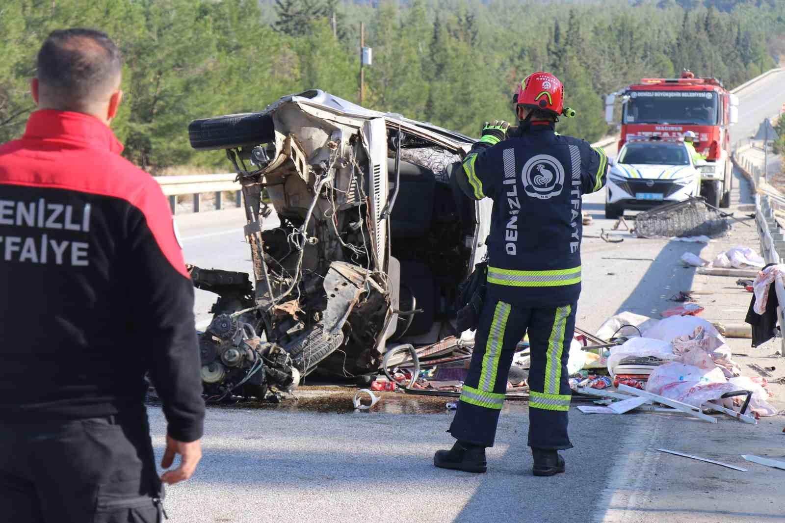 Hurda yüklü araç hurdaya döndü
