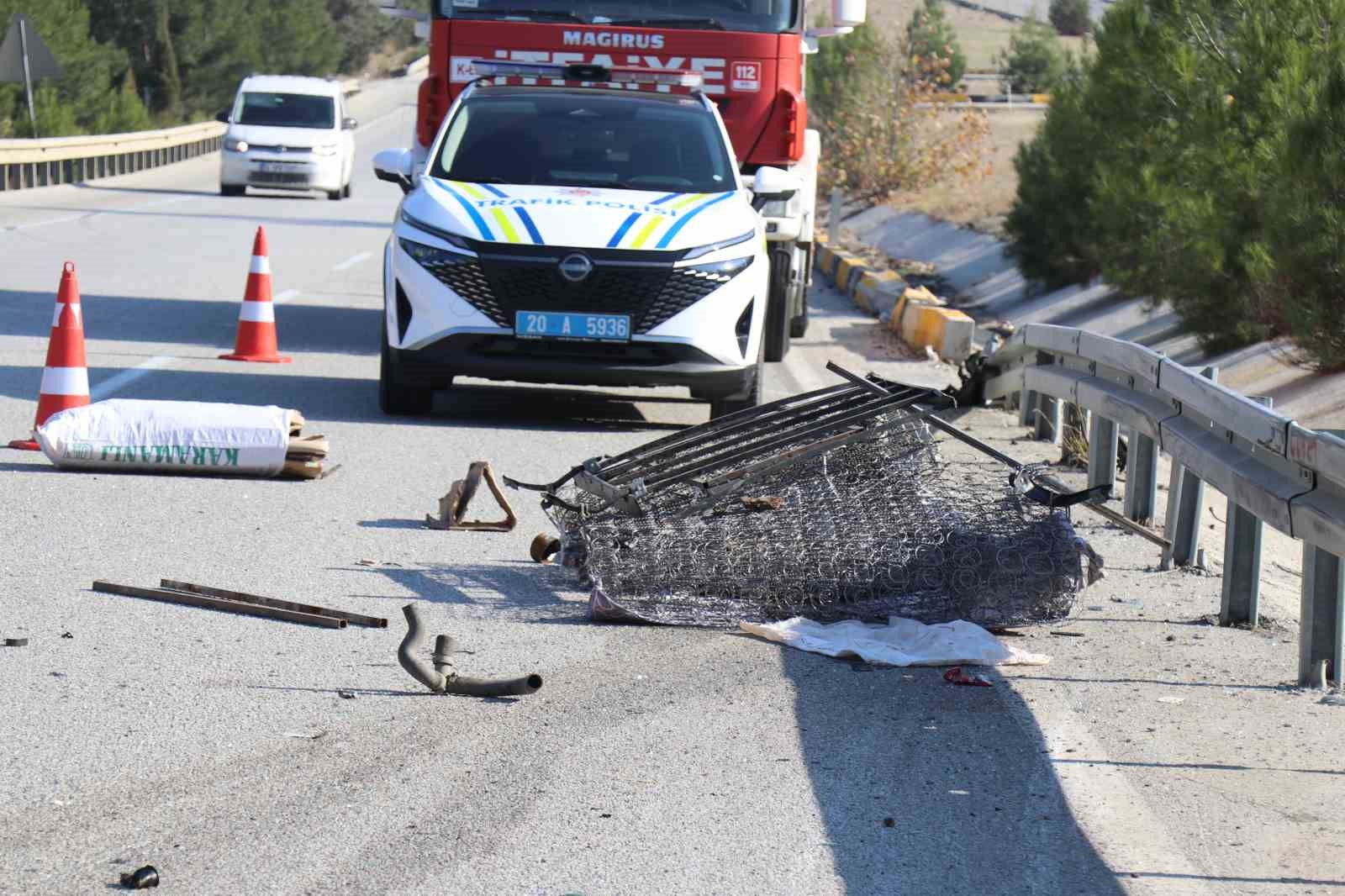 Hurda yüklü araç hurdaya döndü
