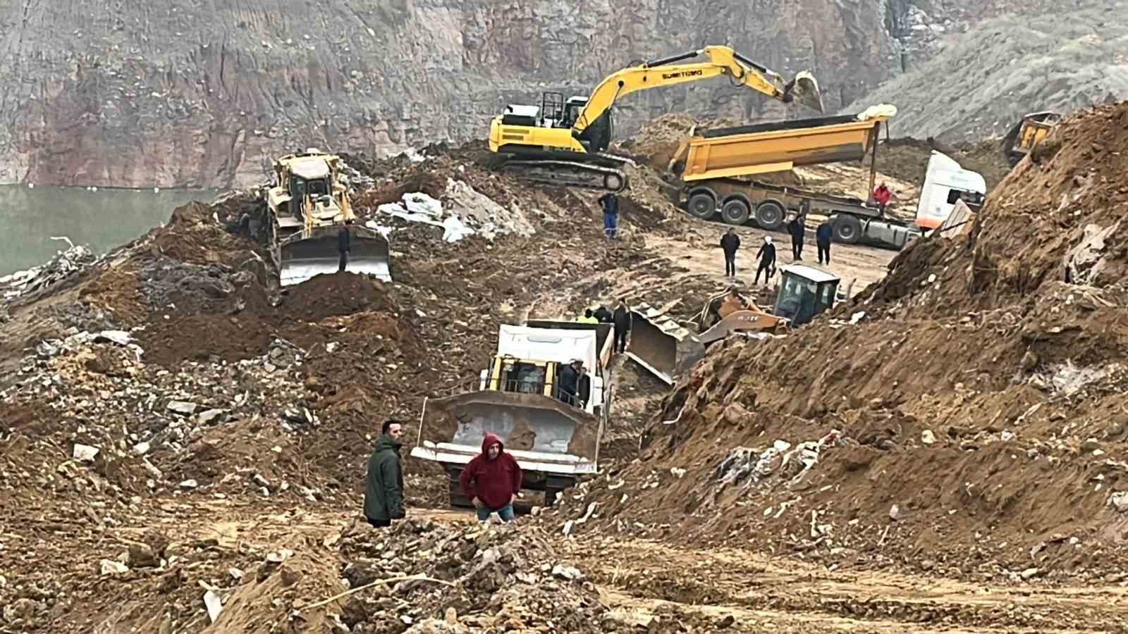 Hafriyat toprağı döküm sahasında toprak kayması: Kamyonlar ve kepçe sürüklendi
