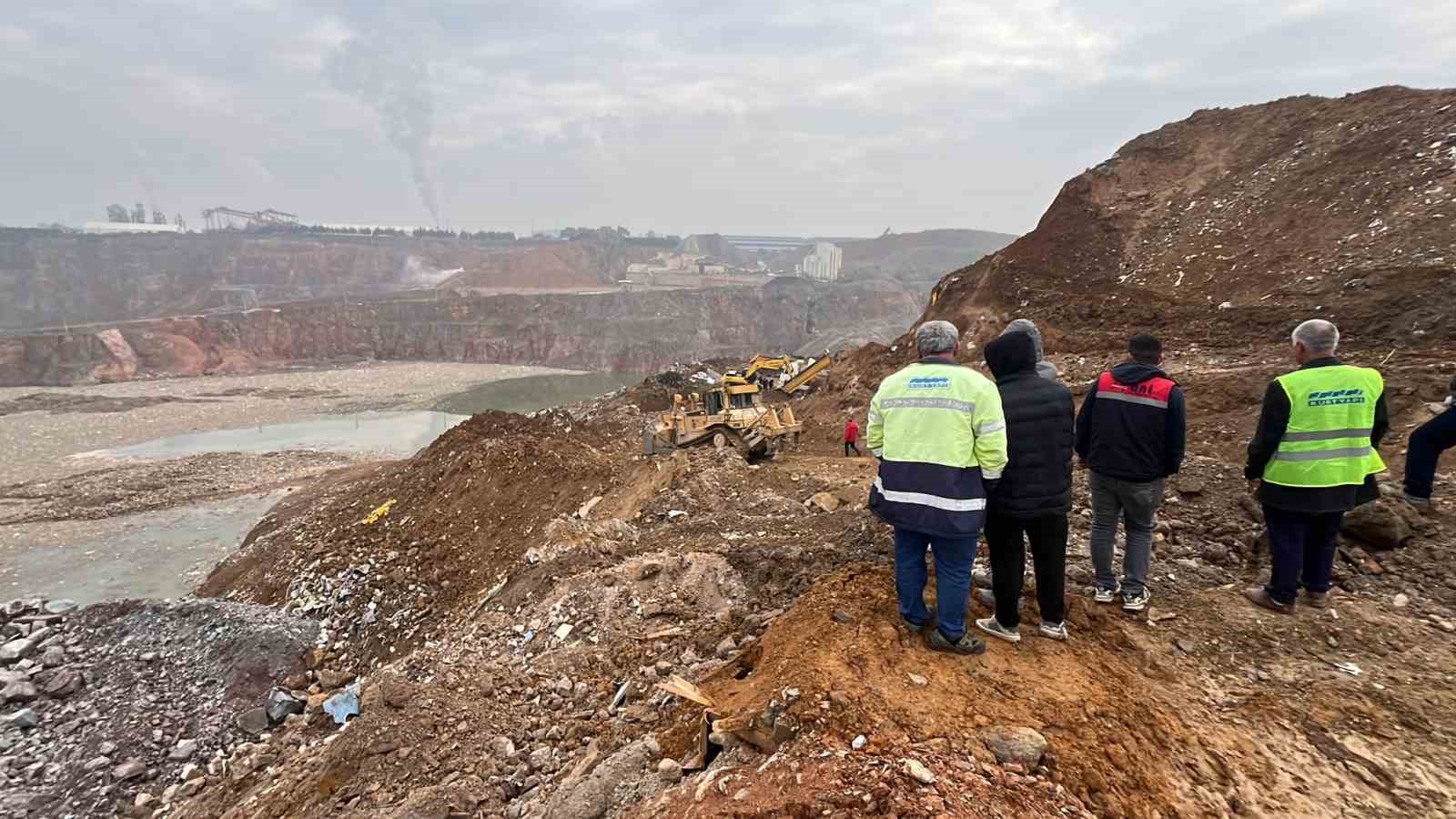 Hafriyat toprağı döküm sahasında toprak kayması: Kamyonlar ve kepçe sürüklendi
