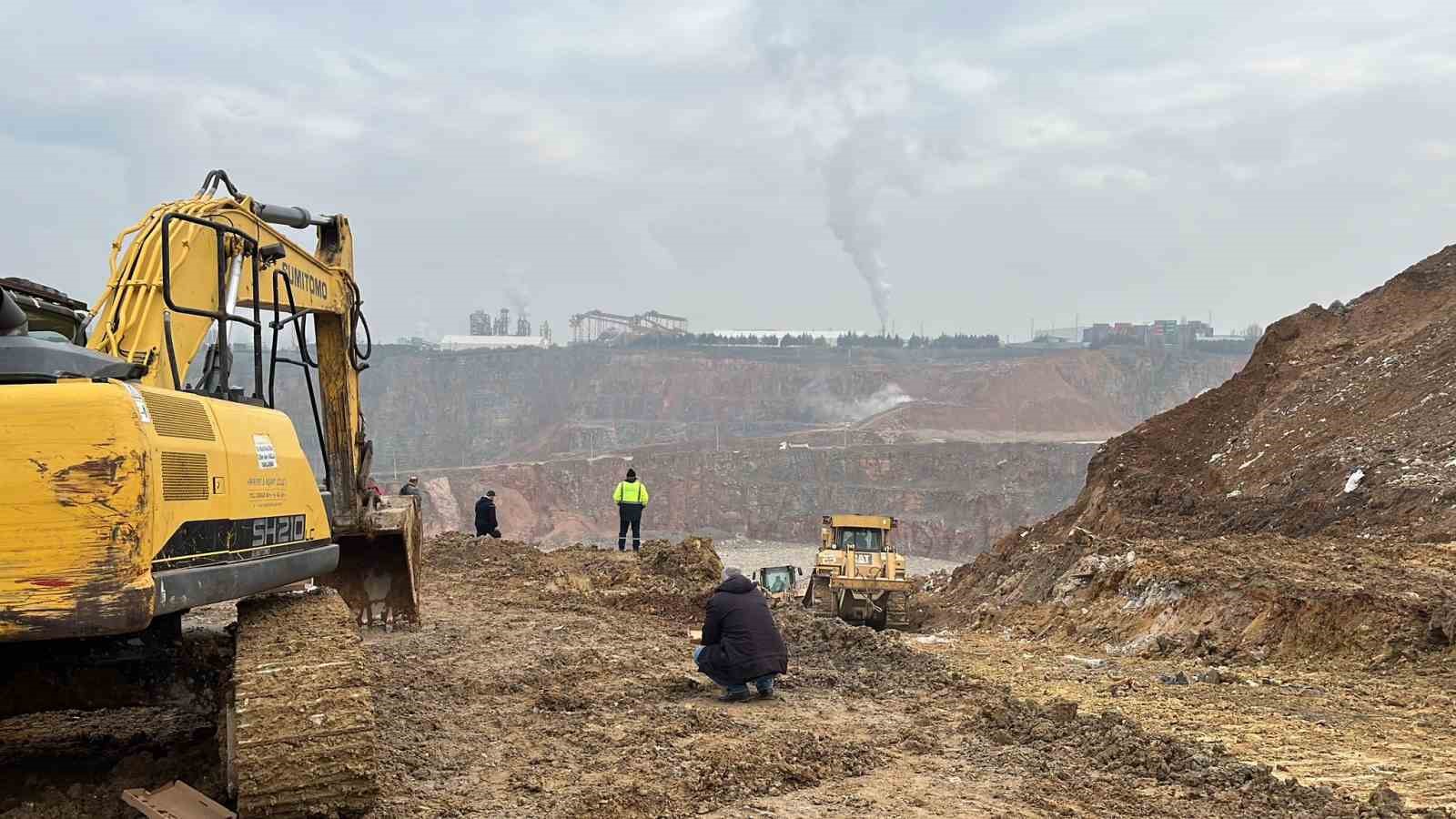 Hafriyat toprağı döküm sahasında toprak kayması: Kamyonlar ve kepçe sürüklendi
