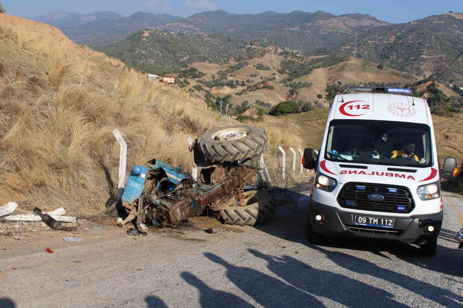 Virajı alamayan kum yüklü traktör devrildi: 1’i ağır 2 yaralı
