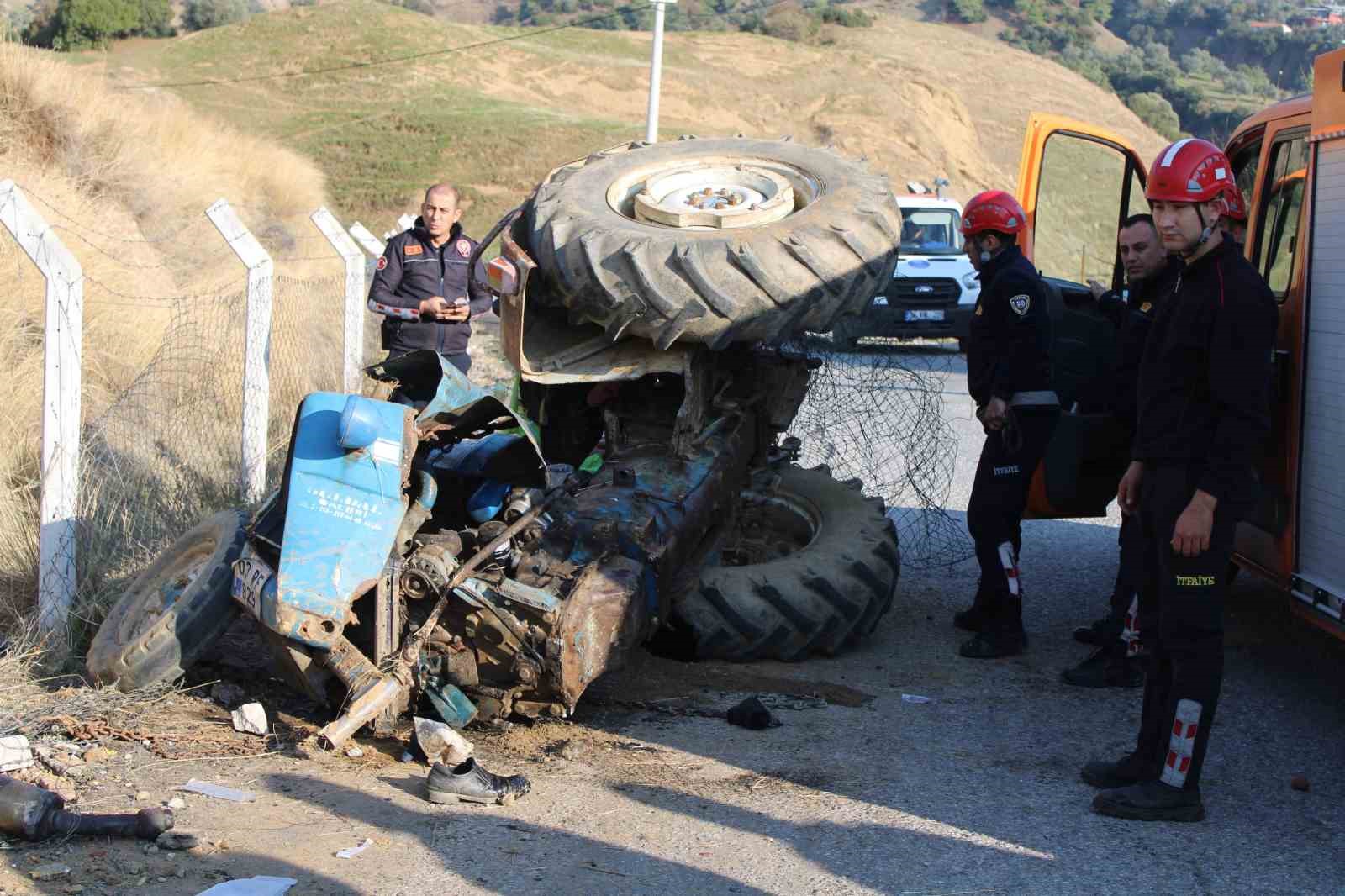 Virajı alamayan kum yüklü traktör devrildi: 1’i ağır 2 yaralı
