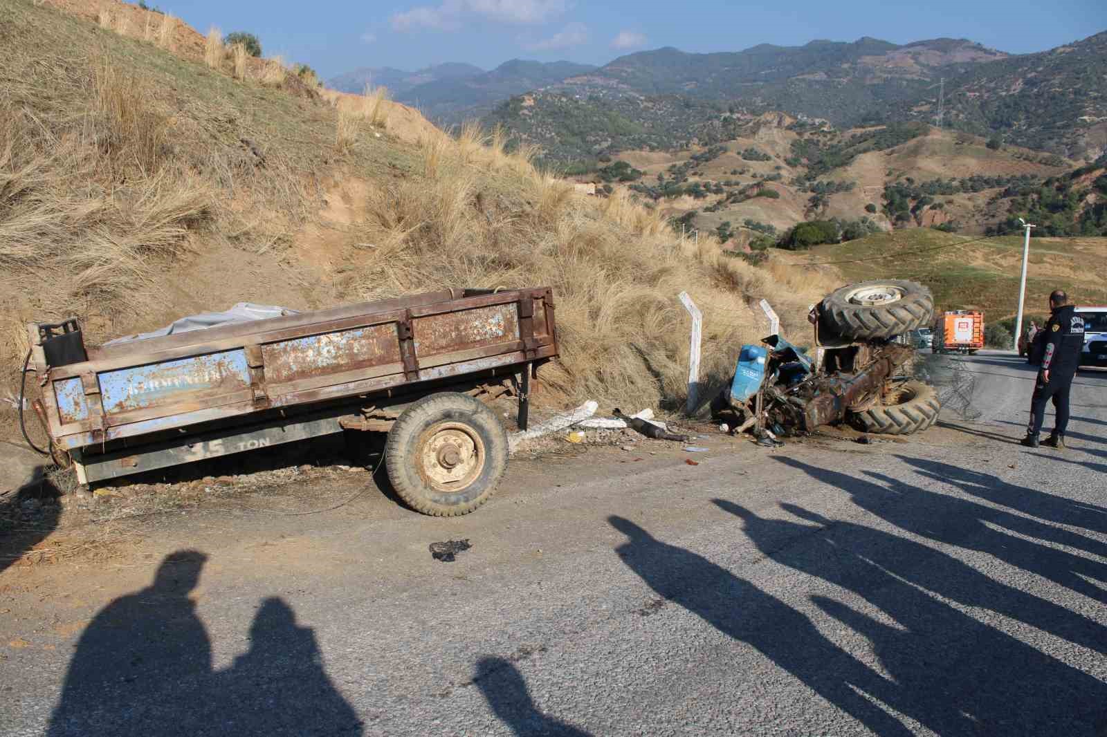 Virajı alamayan kum yüklü traktör devrildi: 1’i ağır 2 yaralı
