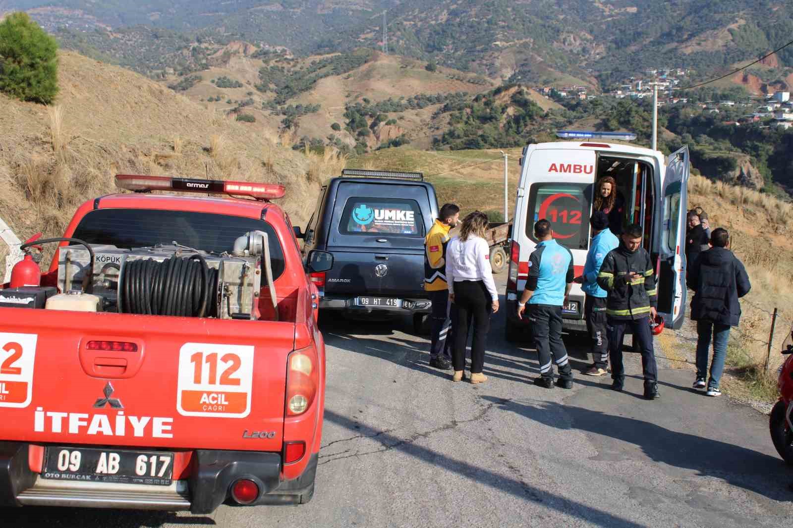 Virajı alamayan kum yüklü traktör devrildi: 1’i ağır 2 yaralı
