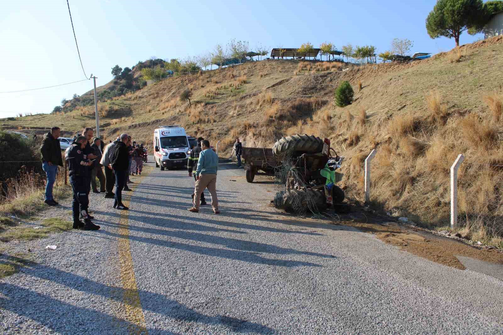 Virajı alamayan kum yüklü traktör devrildi: 1’i ağır 2 yaralı
