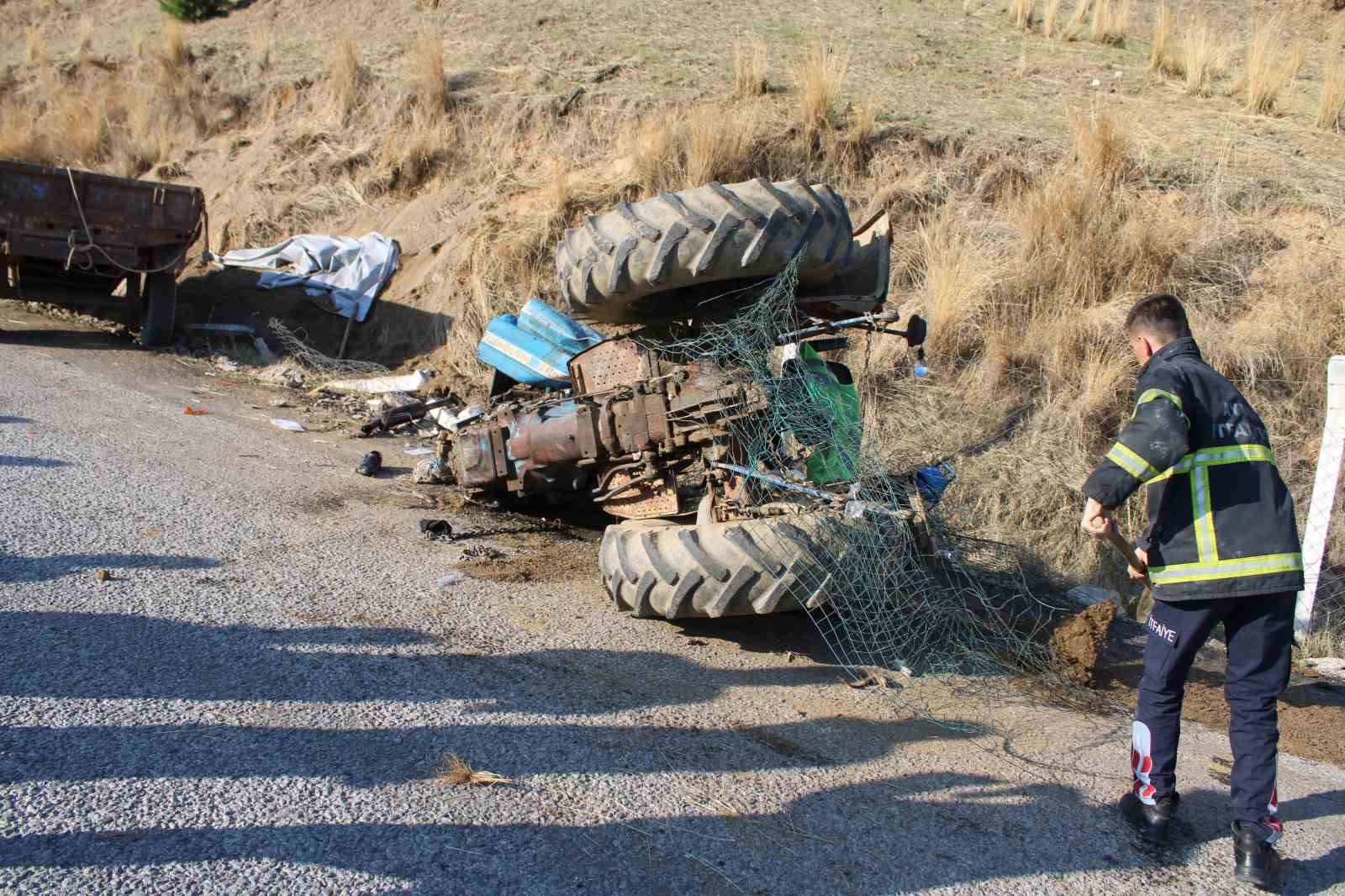 Virajı alamayan kum yüklü traktör devrildi: 1’i ağır 2 yaralı
