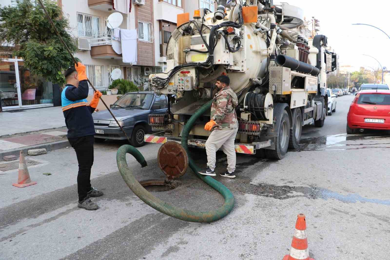 Taşkınlara karşı kanalizasyon hatları temizleniyor
