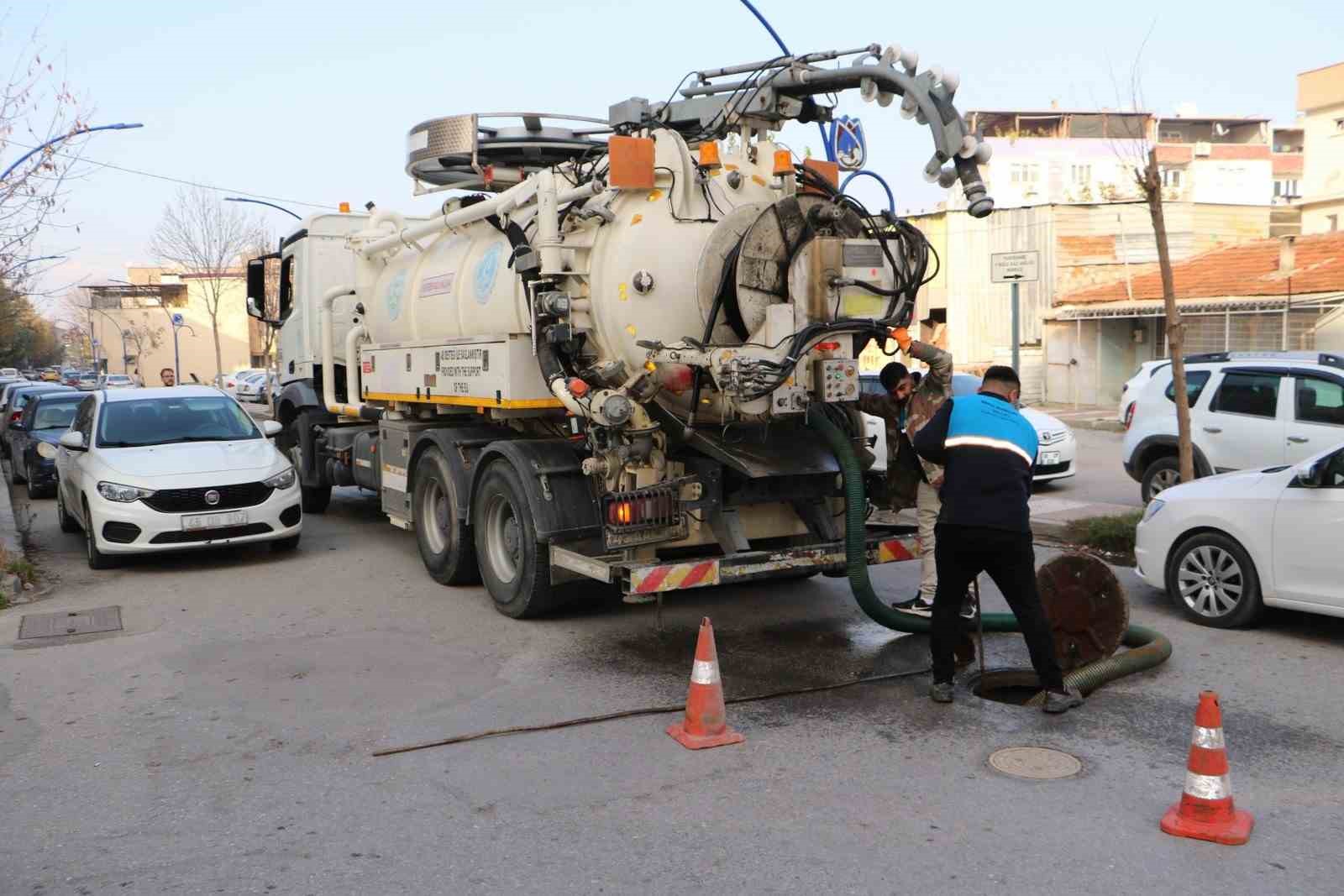 Taşkınlara karşı kanalizasyon hatları temizleniyor
