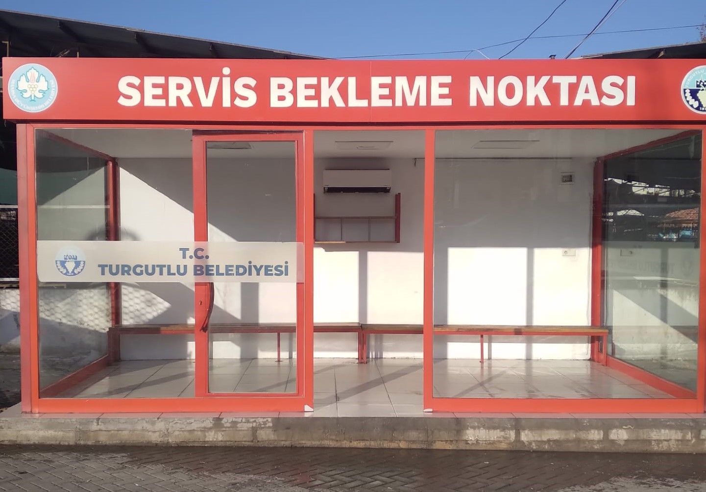 Turgutlu’da zarar gören servis bekleme durakları yenilendi
