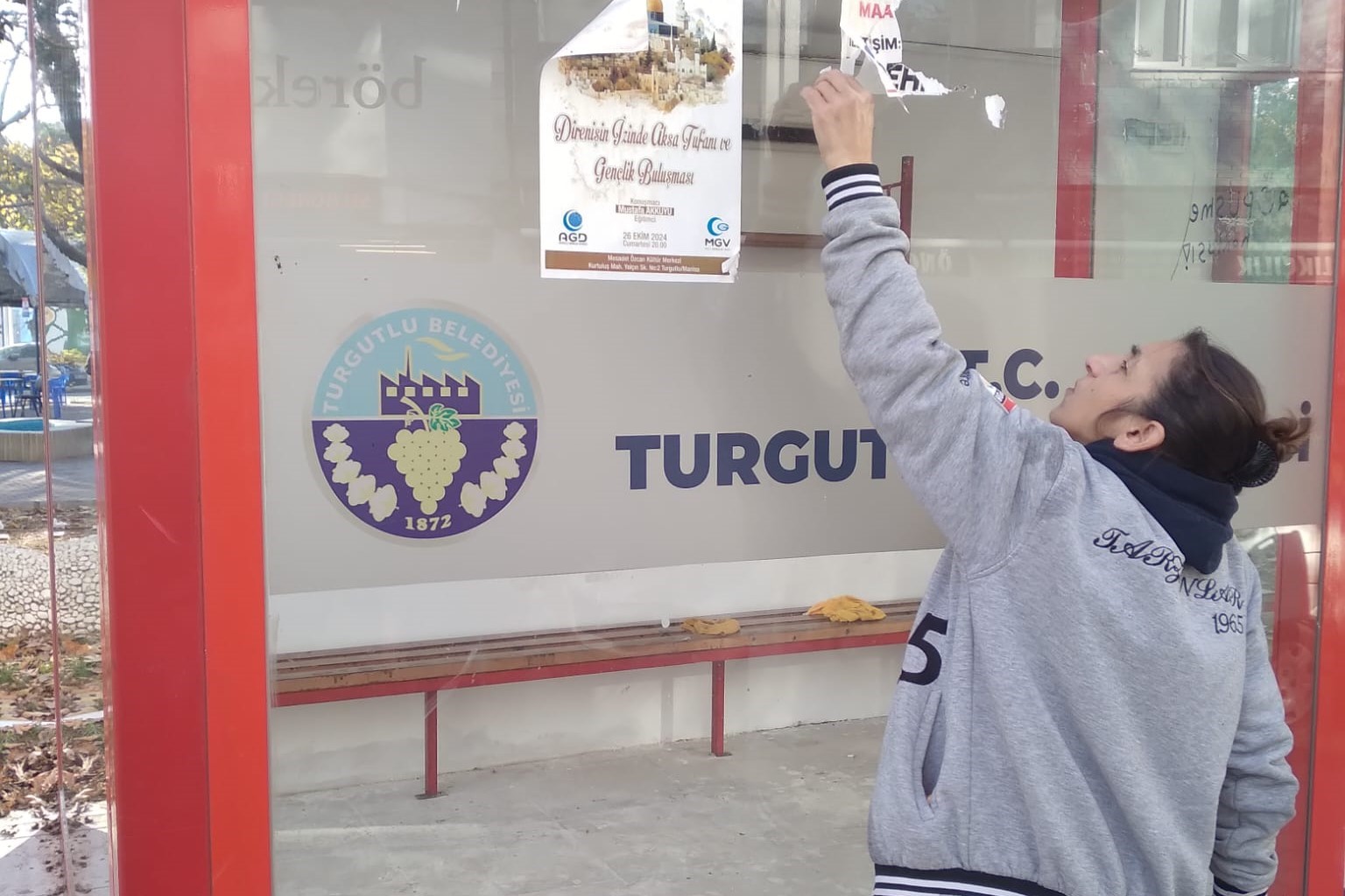 Turgutlu’da zarar gören servis bekleme durakları yenilendi
