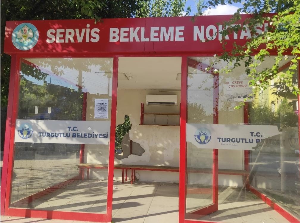 Turgutlu’da zarar gören servis bekleme durakları yenilendi
