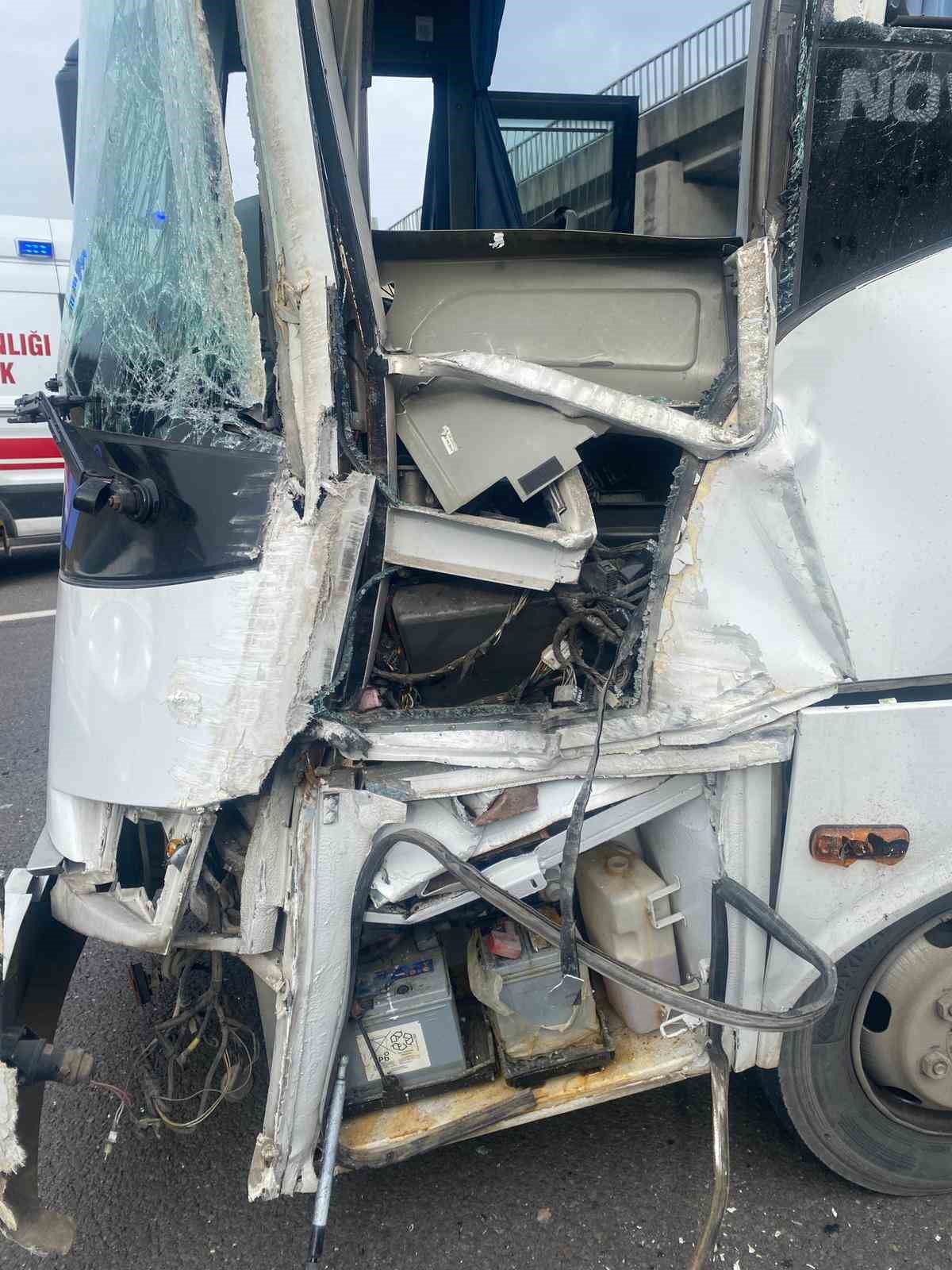 Yalova’da midibüs viyadük ayağına çarptı: 1 yaralı
