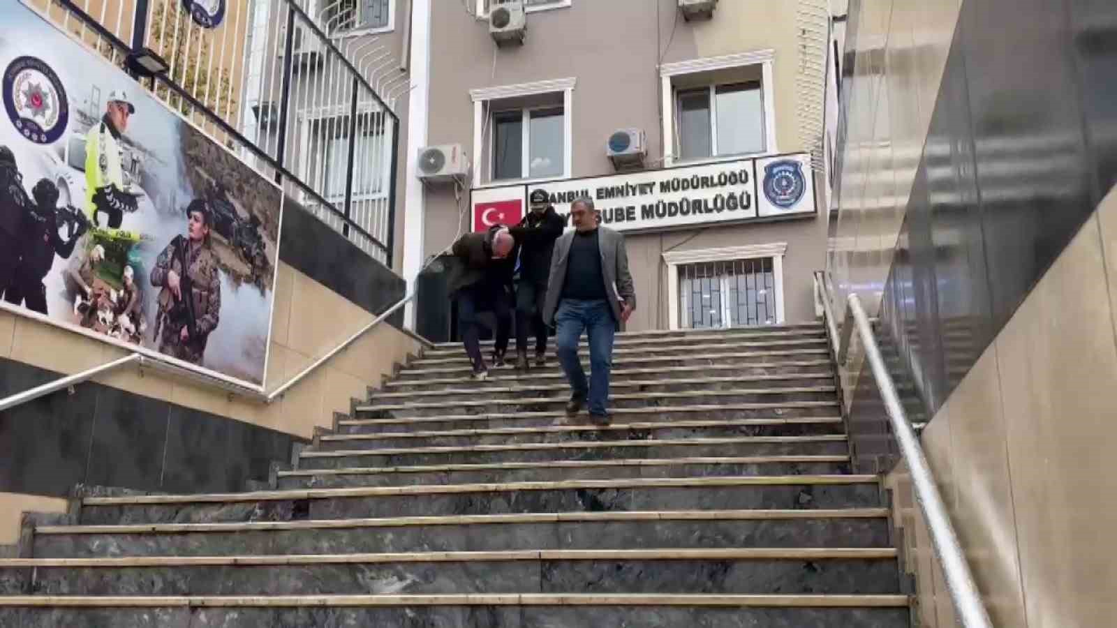 Kuyumcu sahibini darp edip, vitrindeki 2.6 kilo altını çöp poşetine doldurdular
