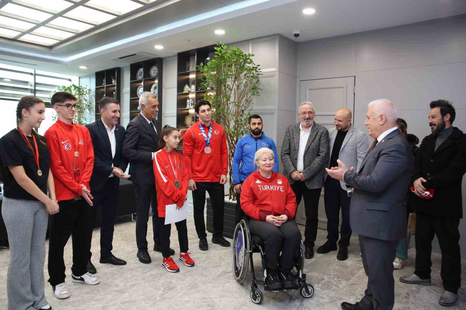 Şampiyon sporculardan Başkan Bozbey’e ziyaret
