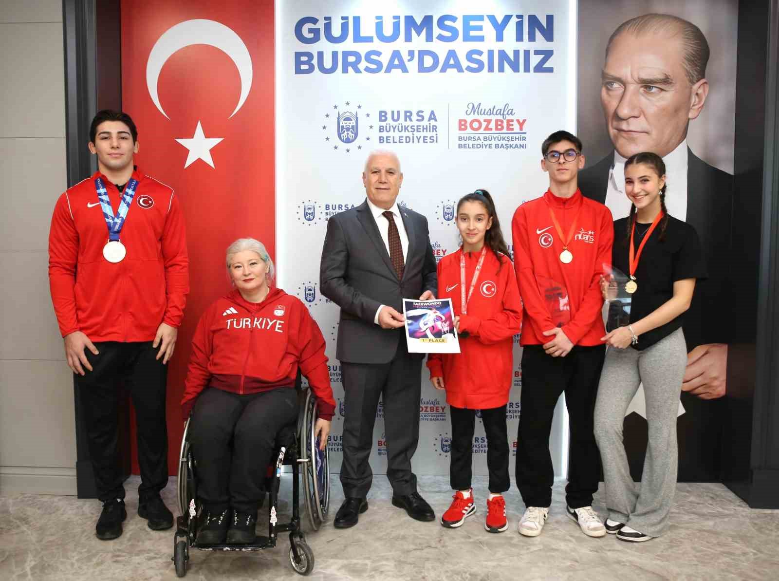 Şampiyon sporculardan Başkan Bozbey’e ziyaret
