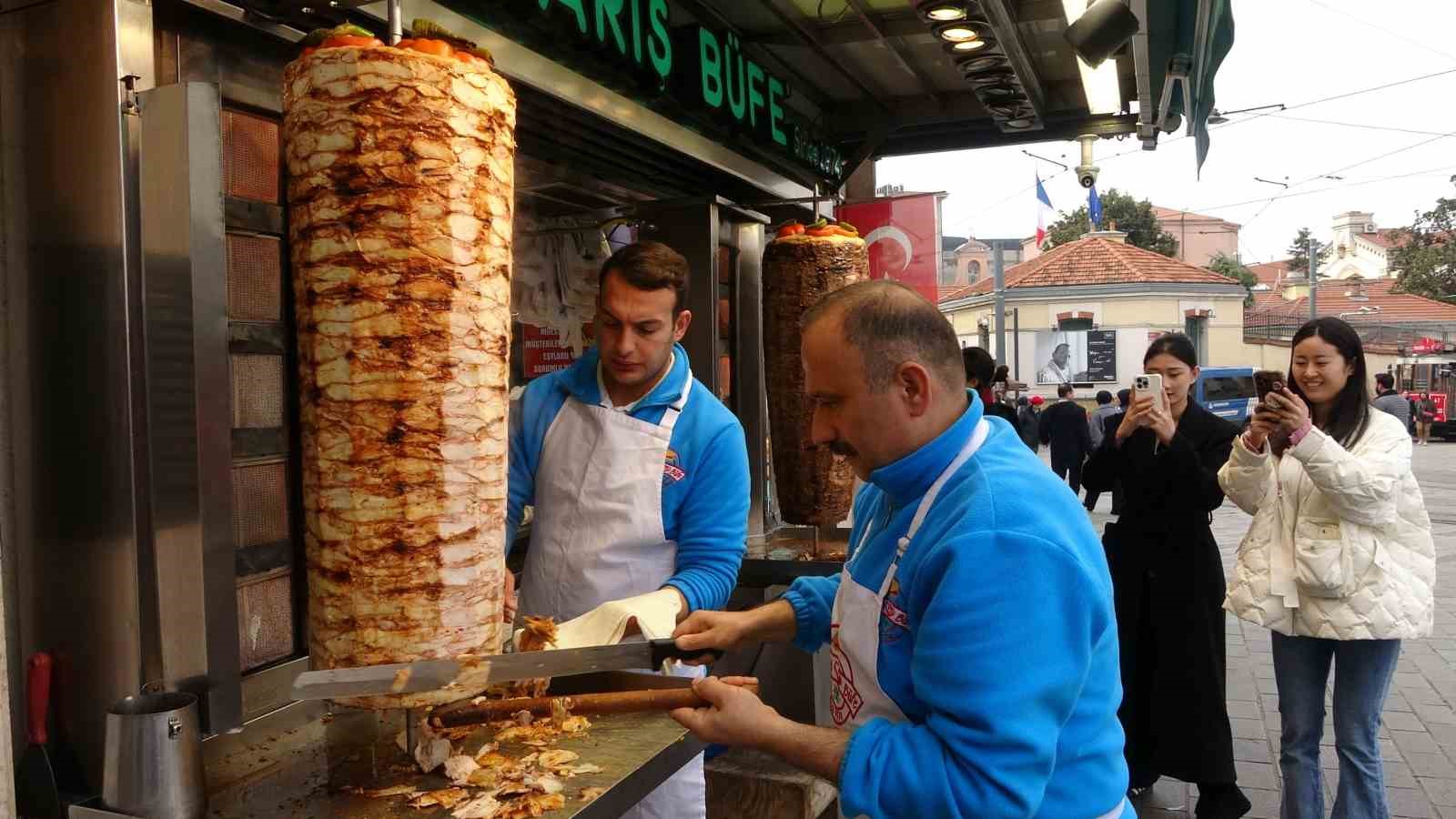 Taksim’de turistin akıl almaz yöntemi: Hesabı ödememek için yemeğine saç koydu
