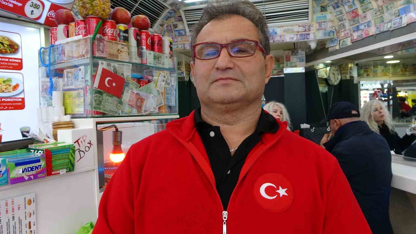 Taksim’de turistin akıl almaz yöntemi: Hesabı ödememek için yemeğine saç koydu
