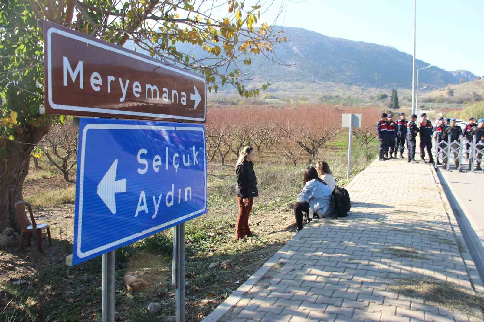 CHP Genel Başkanı Özel: “Meryem Ana Evi Otoparkı mücadelesinin arkasındayız”
